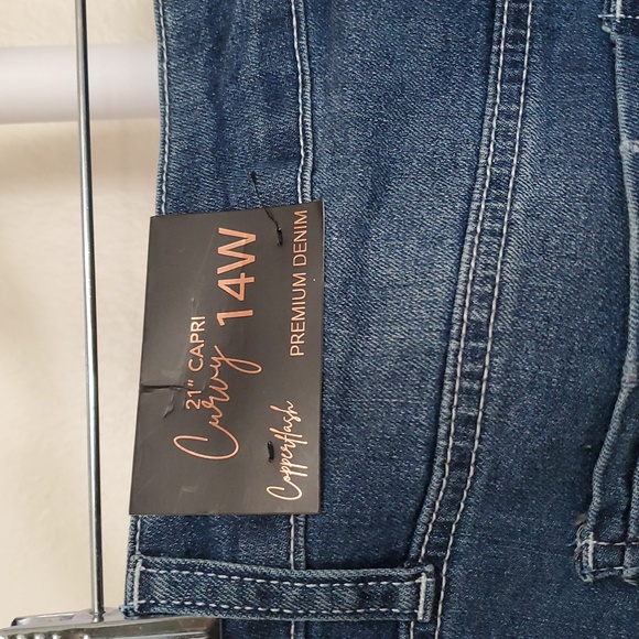 Curvy Denim Capri - Picture 3 of 7